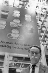 406687 Portret van schrijver en tekenaar Dick Bruna bij een van de door hem ontworpen banieren in het winkelcentrum ...